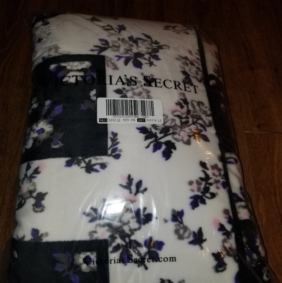 NEW Victoria's Secret PINK Floral Sherpa Blanket! - Picture 3 of 4